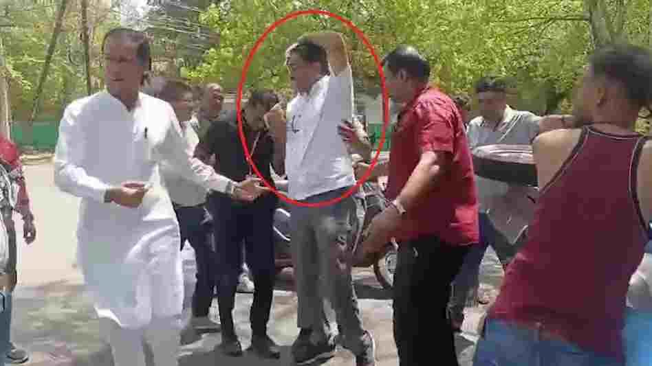 धरने में जा रहे कांग्रेस विधायक का पलटा ऑटो, फट गया सिर