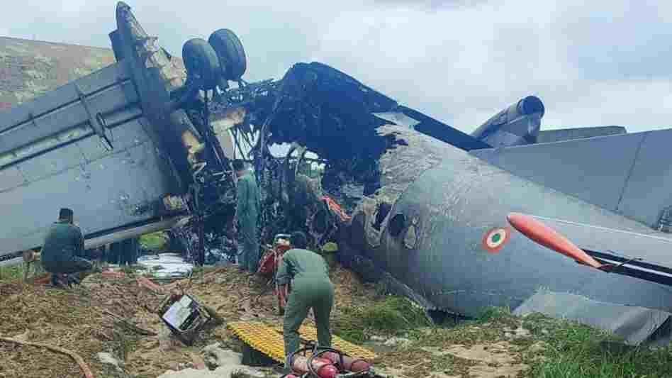 जोरहाट एयरबेस पर IAF का प्लेन क्रैश, लैंडिंग के बाद दो हिस्सों में बंट गया विमान