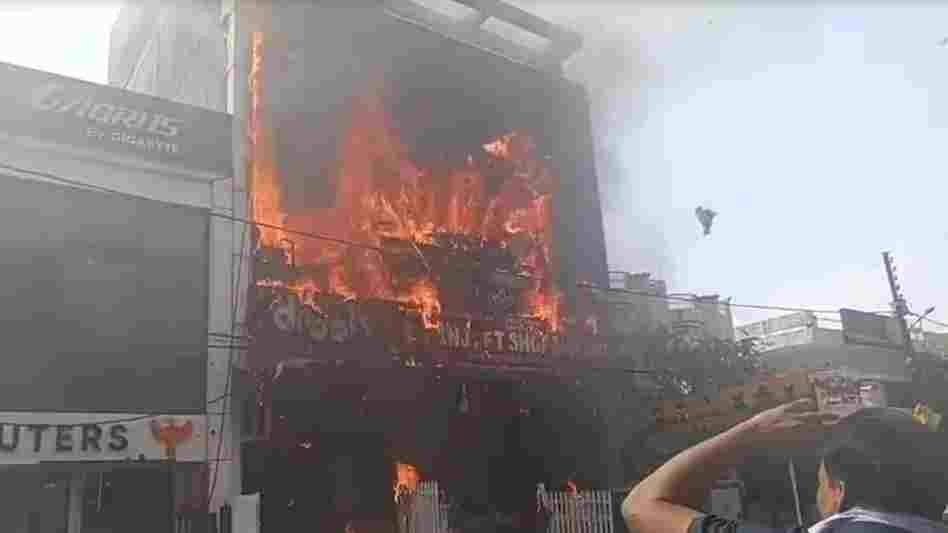 लखनऊ आग में 15 लोगों की मौत, जान बचाने को एनिमेशन सेंटर की छत से कूदे लोग