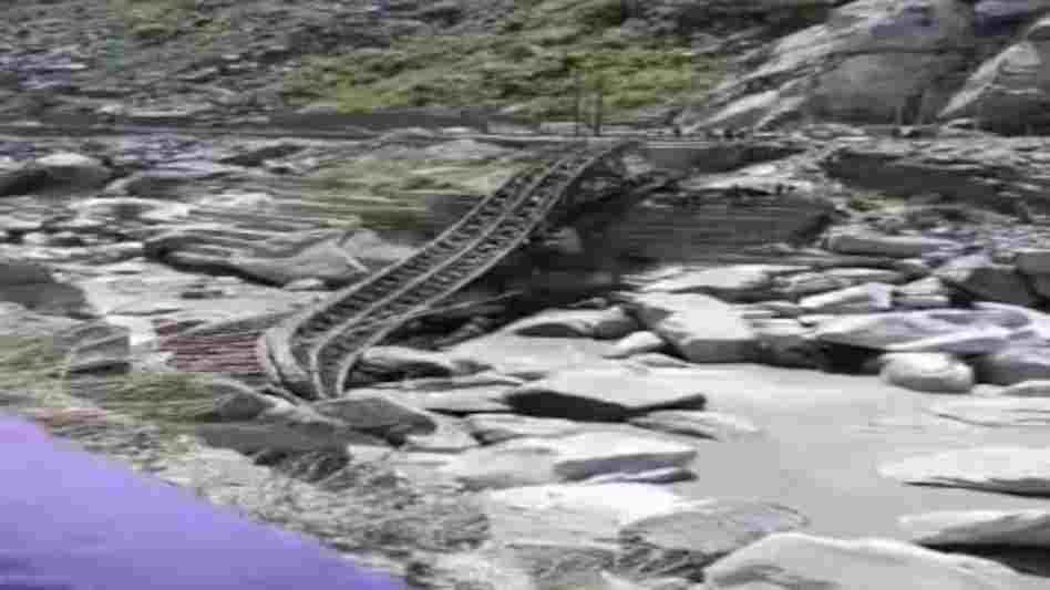 हिमाचल में बड़ा हादसा! NH-5 पर टूटा 190 फीट लंबा बेली ब्रिज, नीचे गिरा डंपर