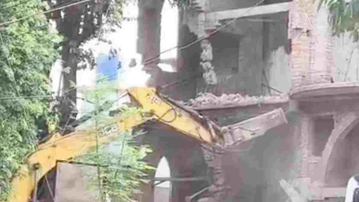 रायपुर में तड़के चला बुलडोज़र: सेंट पॉल स्कूल परिसर का निर्माणाधीन सामुदायिक भवन ध्वस्त