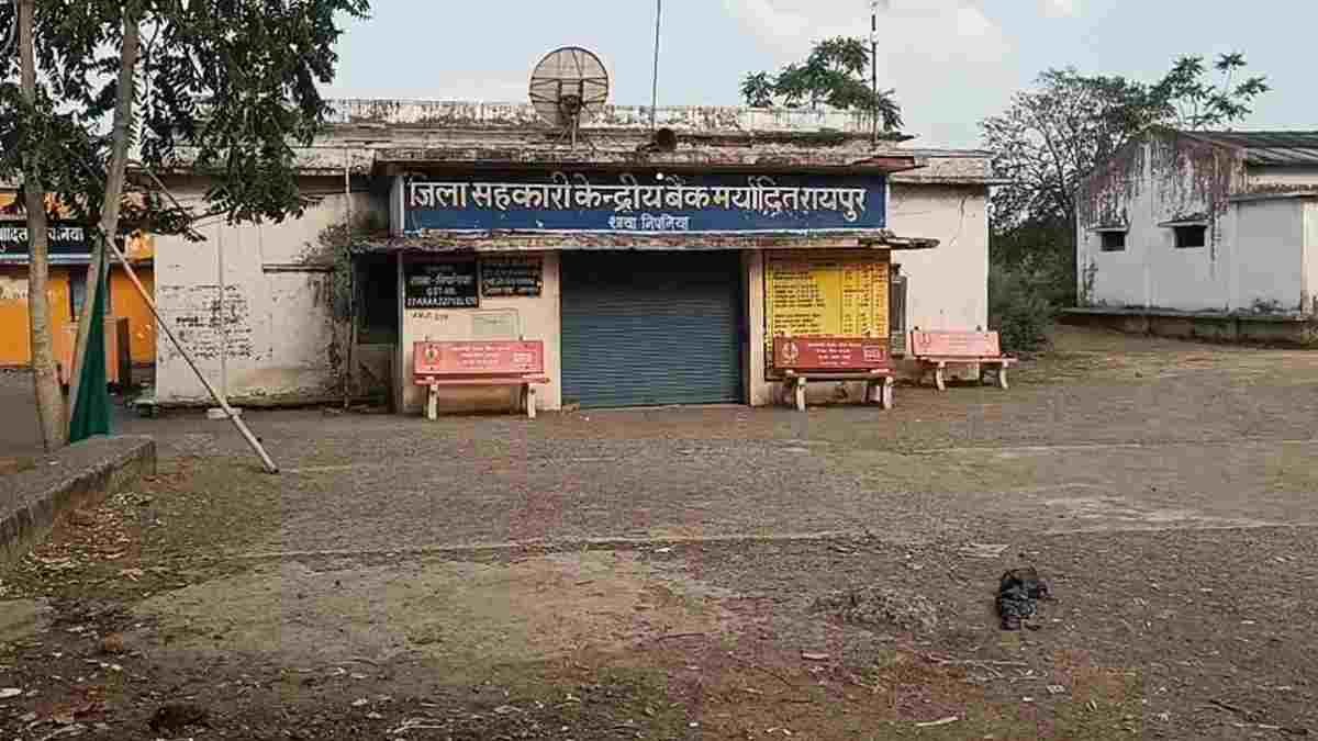 बलौदाबाजार में मृत पति के पैसे निकालने पहुंची विधवा से बैंक मैनेजर ने मांगी रिश्वत, ₹5000 लेते वीडियो वायरल