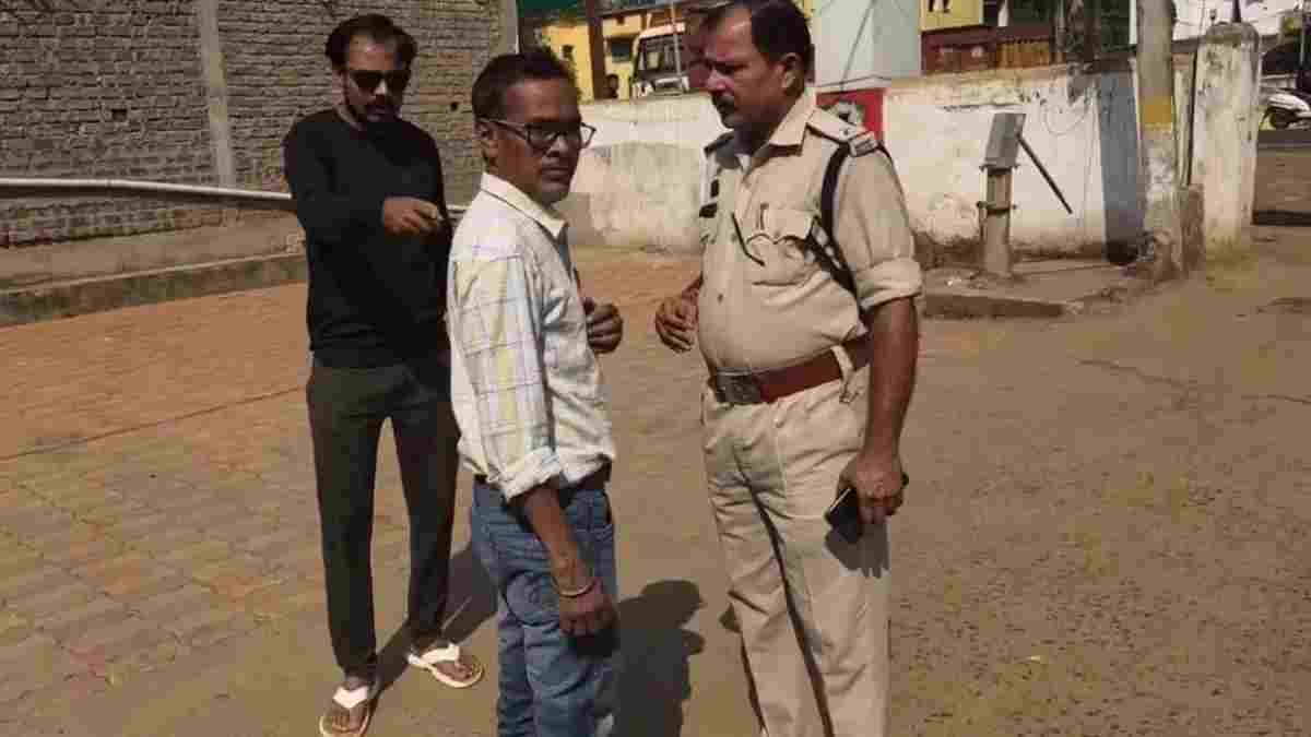 CG NEWS- अस्पताल में डॉक्टर की शर्मनाक करतूत: शराब के नशे में ड्यूटी, मरीज के परिजनों से दुर्व्यवहार का वीडियो वायरल