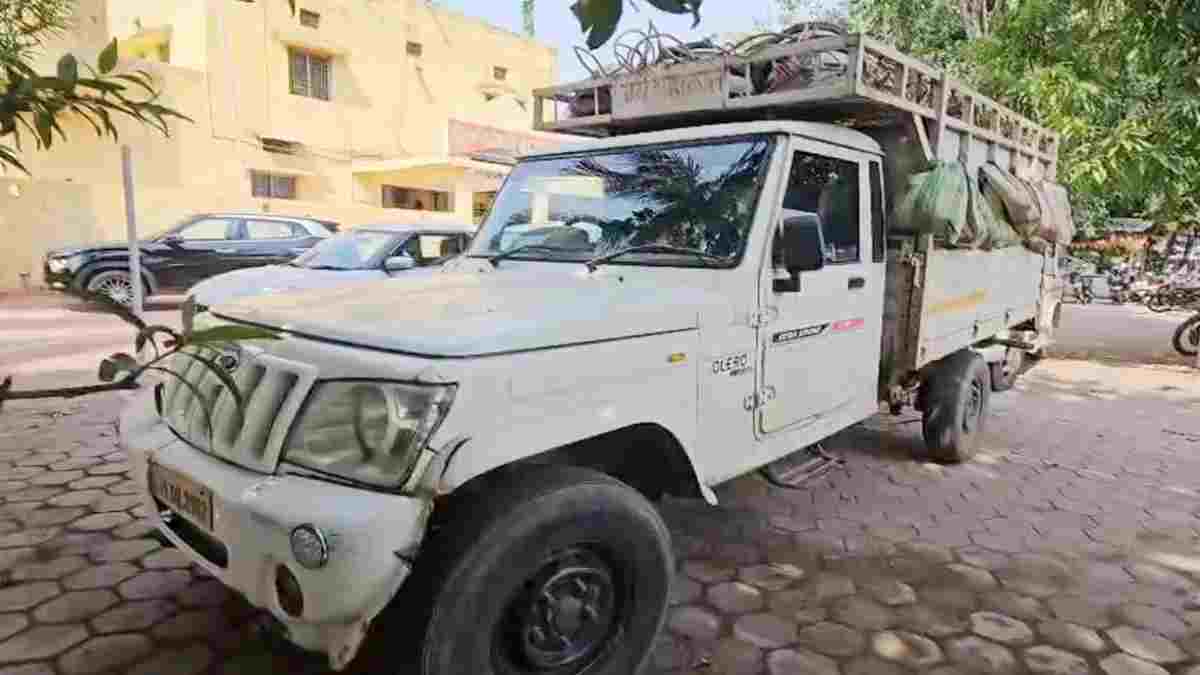 सूरजपुर में बड़ा सड़क हादसा: मजदूरों से भरी पिकअप पलटी, 19 घायल, एक की हालत गंभीर