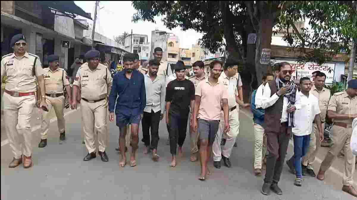CG NEWS- डायल 112 टीम पर हमला करने वाले 8 आरोपी गिरफ्तार, पुलिस ने निकाला जुलूस