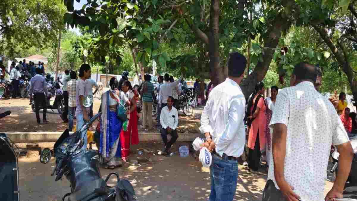 धर्मांतरण को लेकर बवाल, दो पास्टरों की गिरफ्तारी के विरोध में थाने का घेराव