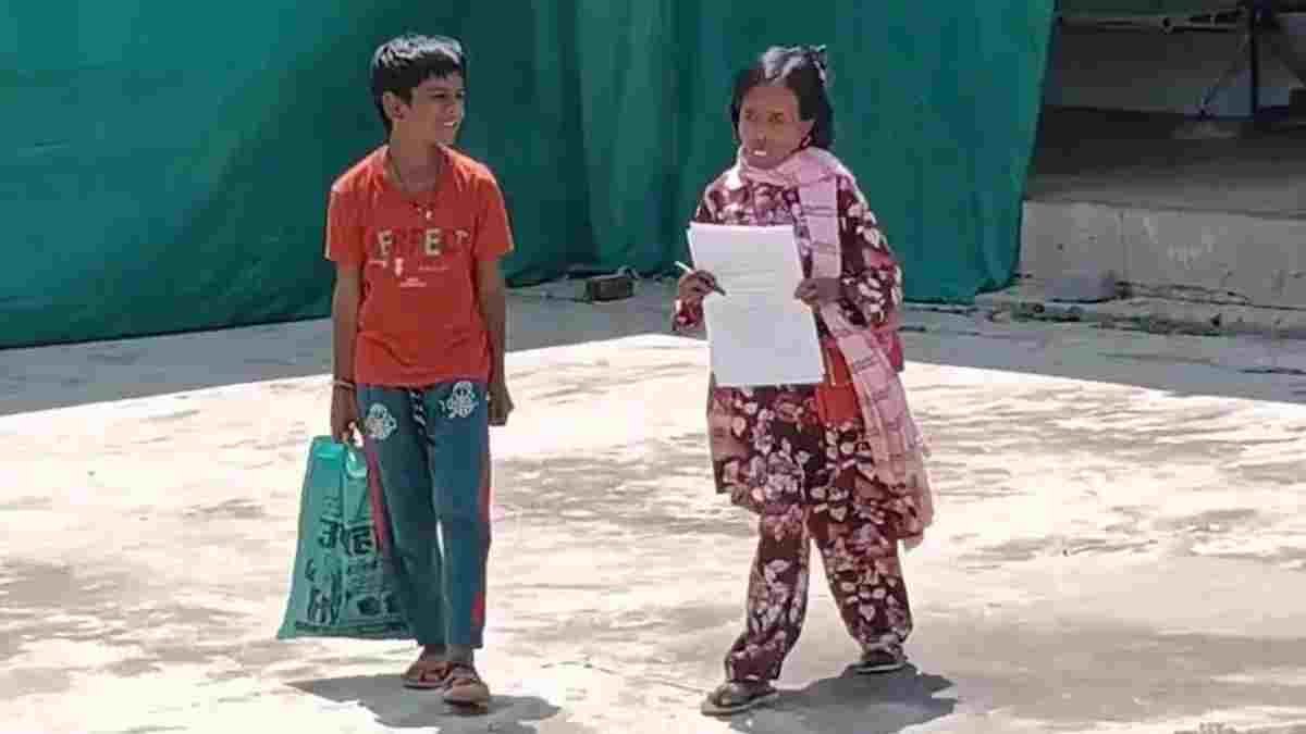 हौसले के आगे बौनी हुई आर्थिक तंगी: बच्चे को RTE में दाखिला दिलाने 3 फीट की दिव्यांग मां पहुंची कलेक्ट्रेट