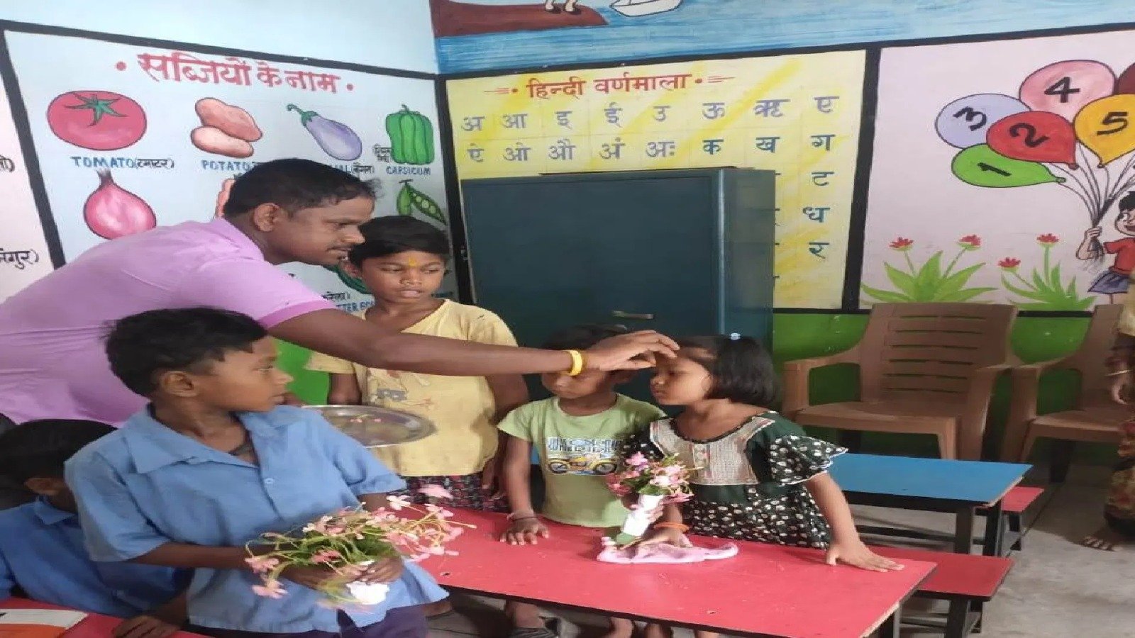 छत्तीसगढ़ में नए शिक्षा सत्र का आगाज़ : स्कूल में तिलक लगाकर और मिठाई खिलाकर हुआ नौनिहाल का आत्मीय स्वागत