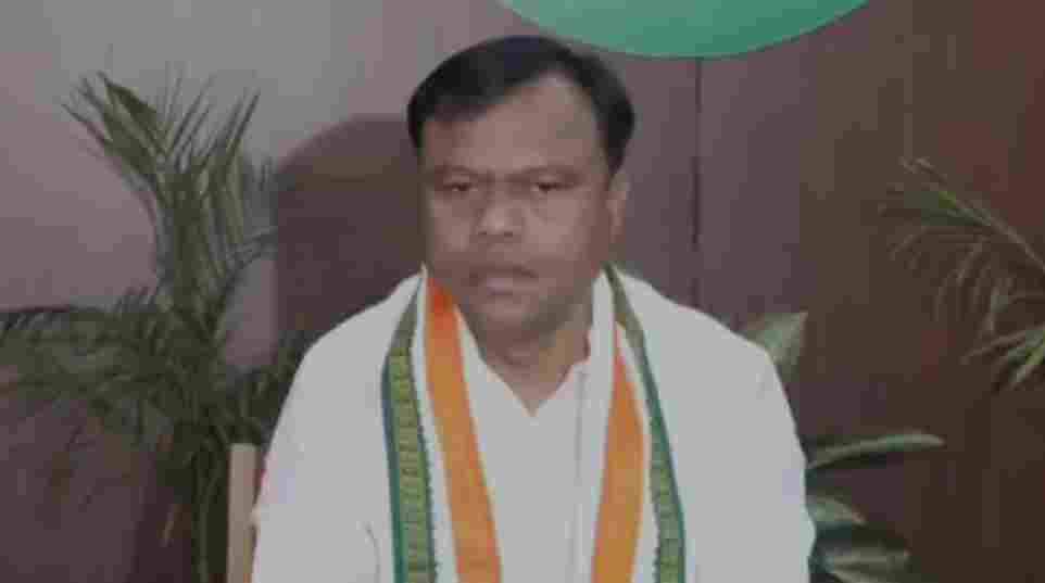 छत्तीसगढ़ के स्कूलों में मंत्रोच्चारण पर आर-पार: CM साय ने बताया राष्ट्र निर्माण का जरिया, कांग्रेस बोली- पहले स्कूल सुधारो, ध्यान भटका रही सरकार