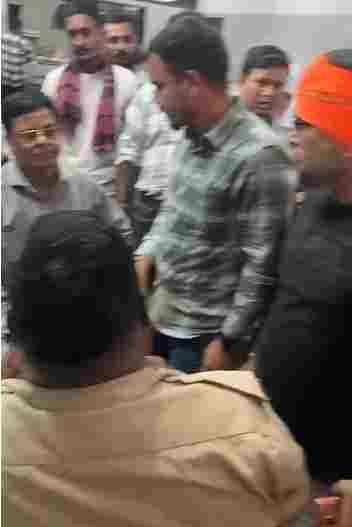 तिल्दा-नेवरा में खनिज विभाग की टीम पर हमला: जांच के दौरान हाई-वोल्टेज ड्रामा, वीडियो वायरल