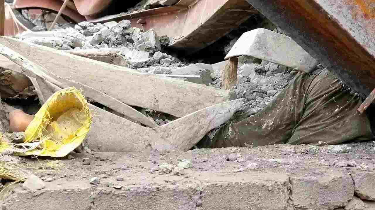 कोलकाता में गोदाम की छत गिरी, 40 से 45 मजदूर मलबे में दबे… 5 की मौत