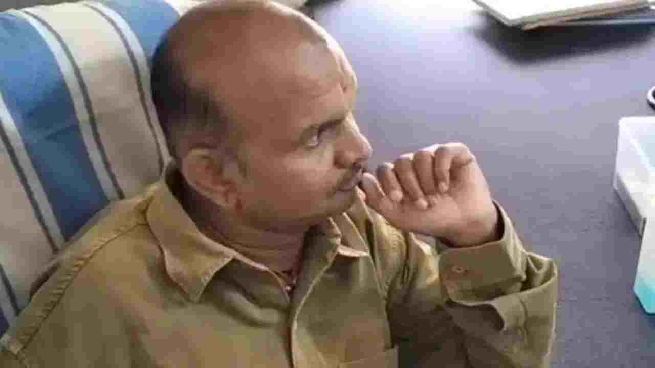 पति सरकारी डॉक्टर है, लेकिन इलाज पत्नी करती है; गजब है कहानी