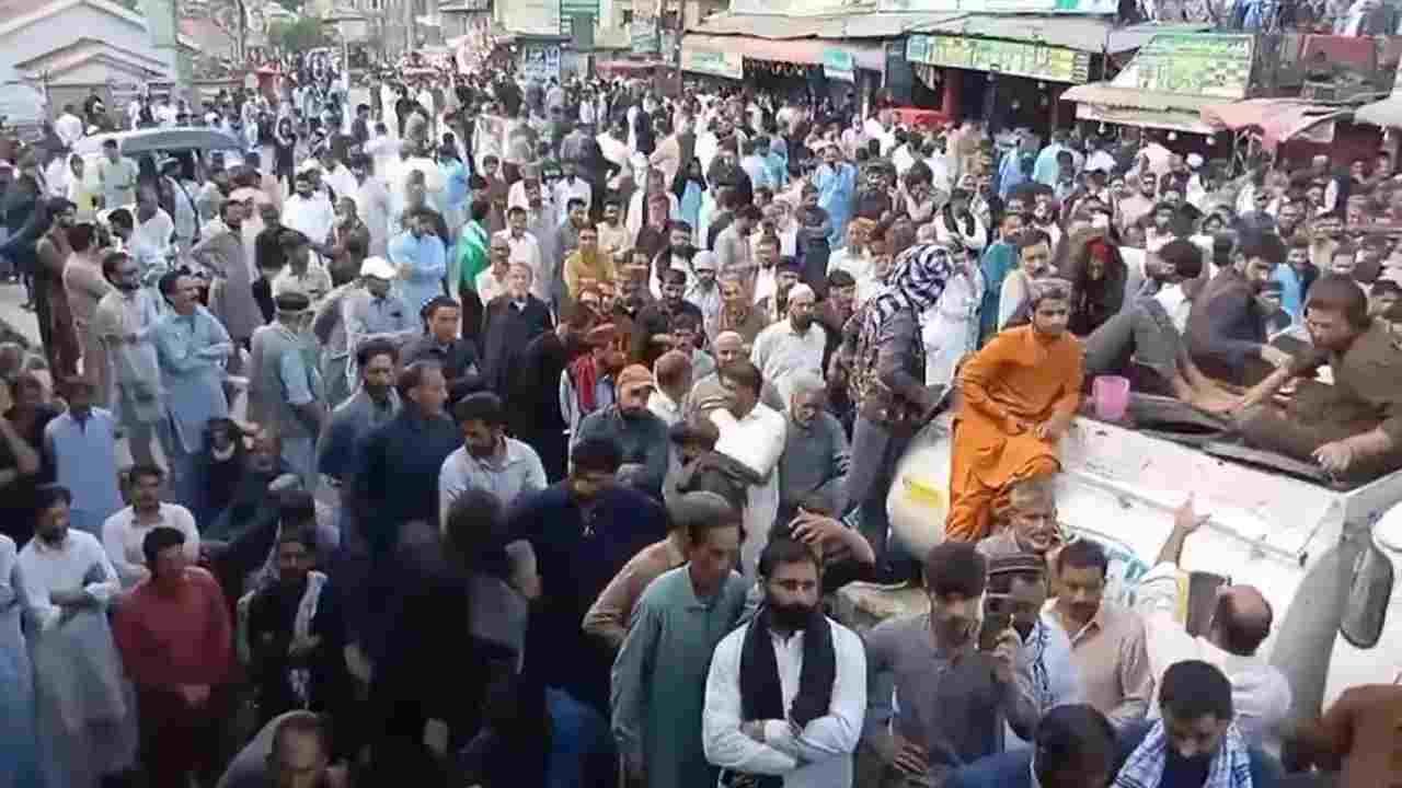 PoK में पाकिस्तान सरकार के खिलाफ प्रदर्शन, हिंसा में 11 लोगों की मौत