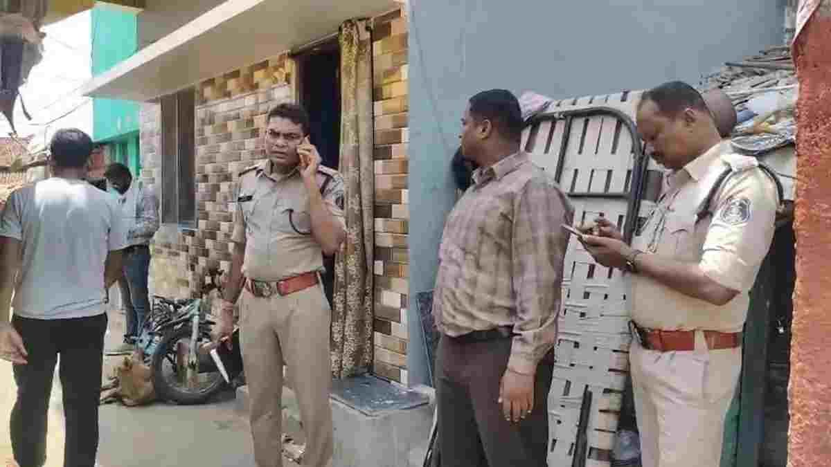 धमतरी में गौवंश के मांस काटे जाने की सूचना से हड़कंप, हिंदू संगठनों का फूटा गुस्सा, इलाके में पुलिस बल तैनात