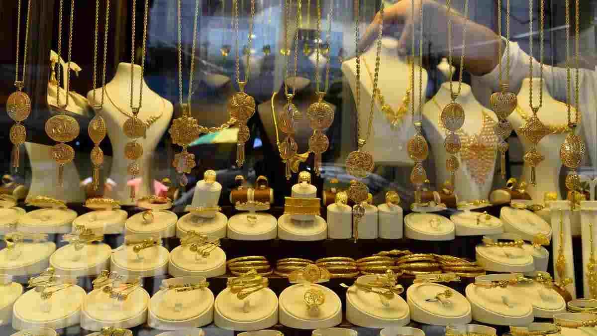Gold, Silver Rate: 26 दिन में ₹10,000 सस्ता हुआ सोना, चांदी भी ₹30,000 प्रति किलो लुढ़की