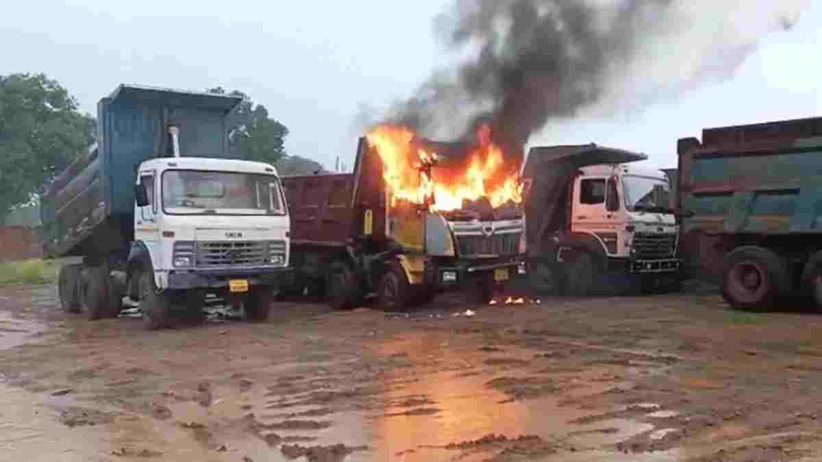 अंबिकापुर में आकाशीय बिजली का कहर: ट्रक पर गिरी बिजली, धधक उठा वाहन, दमकल ने पाया काबू