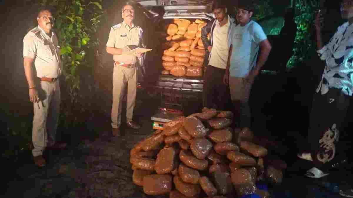जशपुर पुलिस का ऑपरेशन ‘आघात’: ₹1.21 करोड़ का 552 किलो गांजा जब्त; ओडिशा के 2 अंतरराज्यीय तस्कर गिरफ्तार, 3 लग्जरी कारें भी बरामद