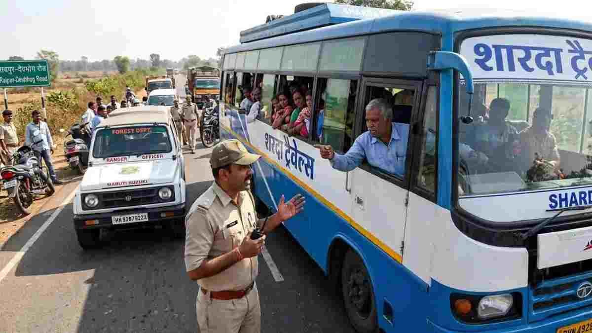 रेंजर अधिकारी और निजी बस के बीच बीच सड़क पर हाईवोल्टेज ड्रामा; ओवरटेक कर आधे घंटे तक रोकी बस, यात्री परेशान