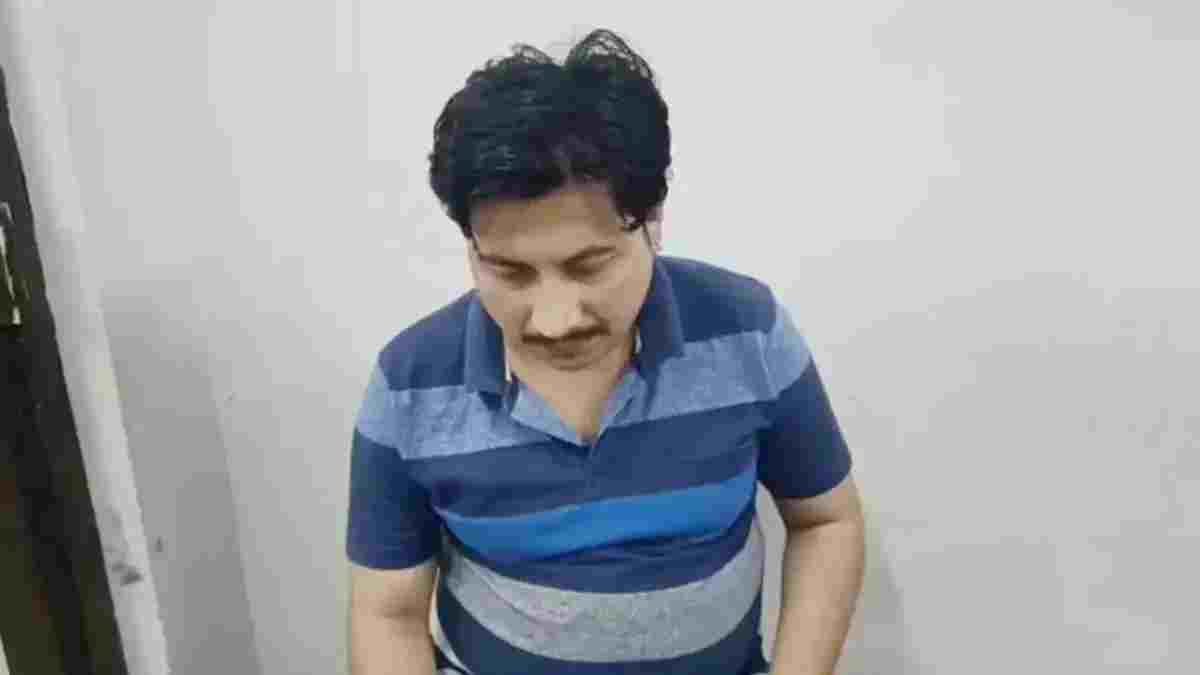 स्वामी आत्मानंद स्कूल के शिक्षक पर गिरी गाज, छात्रा को बंधक बनाने के आरोप में सेवा से बर्खास्त