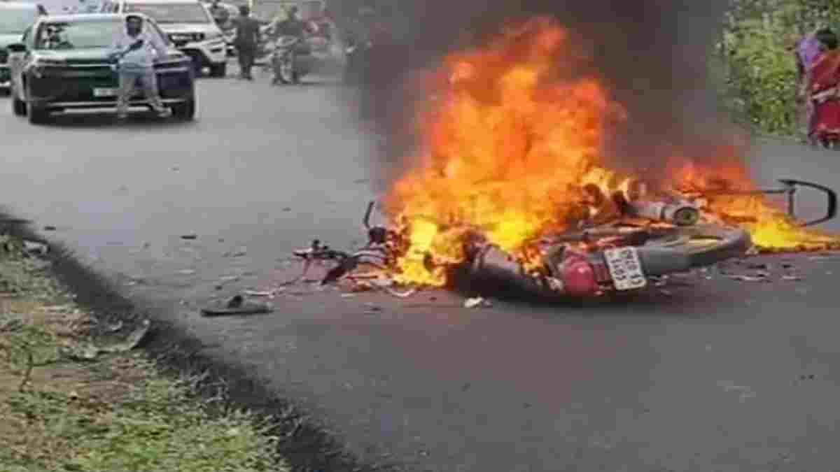 बलरामपुर में भीषण सड़क हादसा: दो बाइकों की आमने-सामने भिड़ंत में दो युवकों की मौत, टक्कर के बाद गाड़ियों में लगी आग