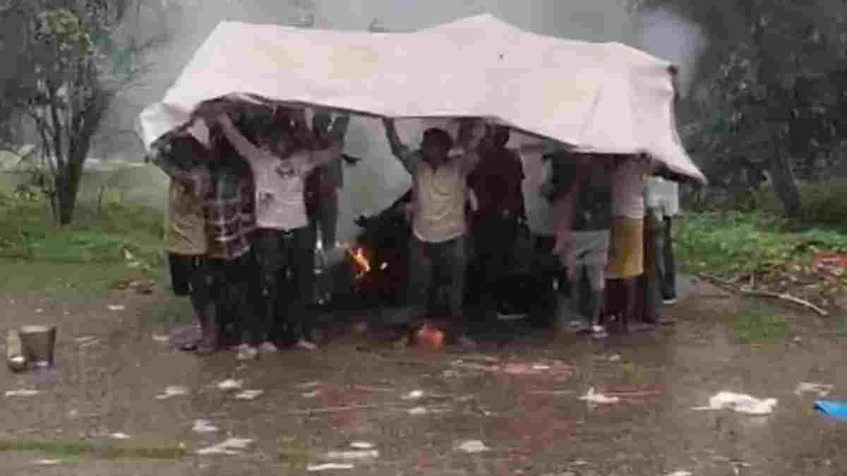 सिस्टम शर्मसार: भिलाई में मौत के बाद भी गरिमा नहीं, भारी बारिश में तिरपाल तानकर 5 घंटे में हुआ अंतिम संस्कार