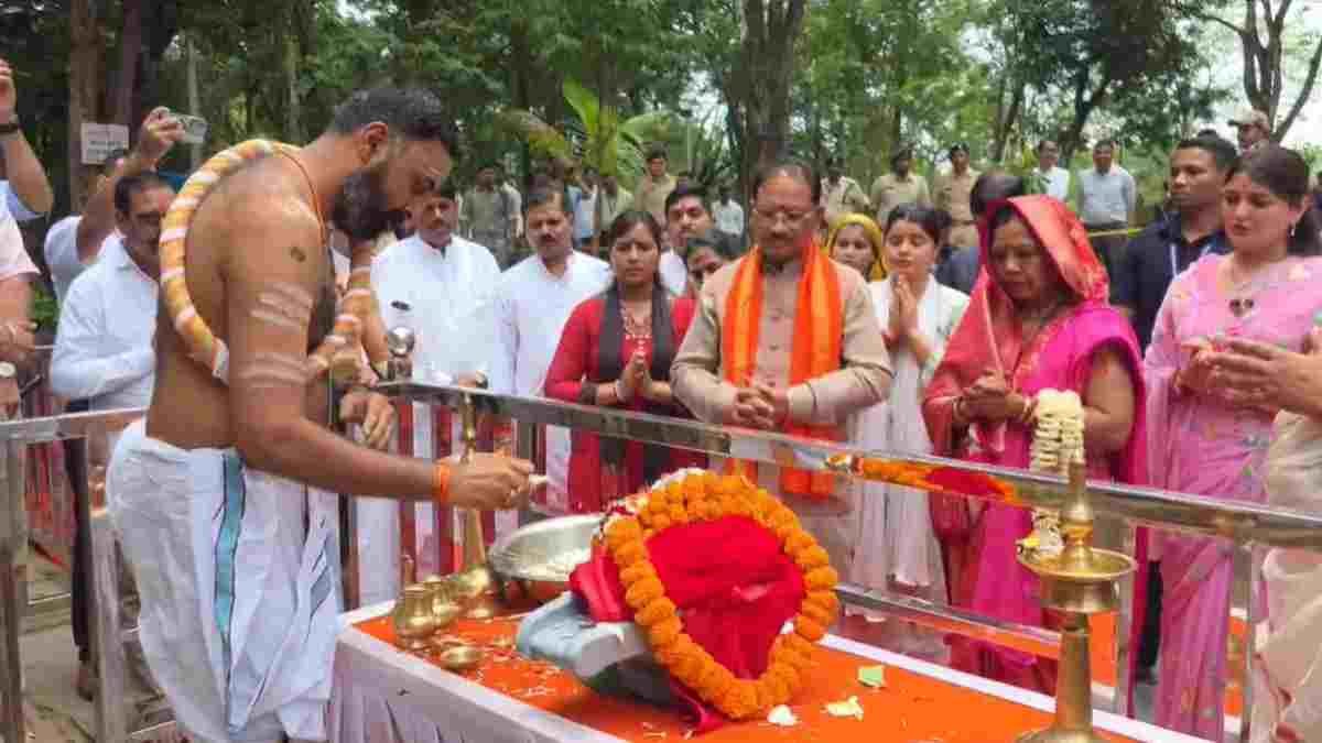मुख्यमंत्री विष्णुदेव साय ने सावन से पहले भोरमदेव मंदिर में किए दर्शन, कांवड़ियों पर हेलीकॉप्टर से होगी पुष्पवर्षा