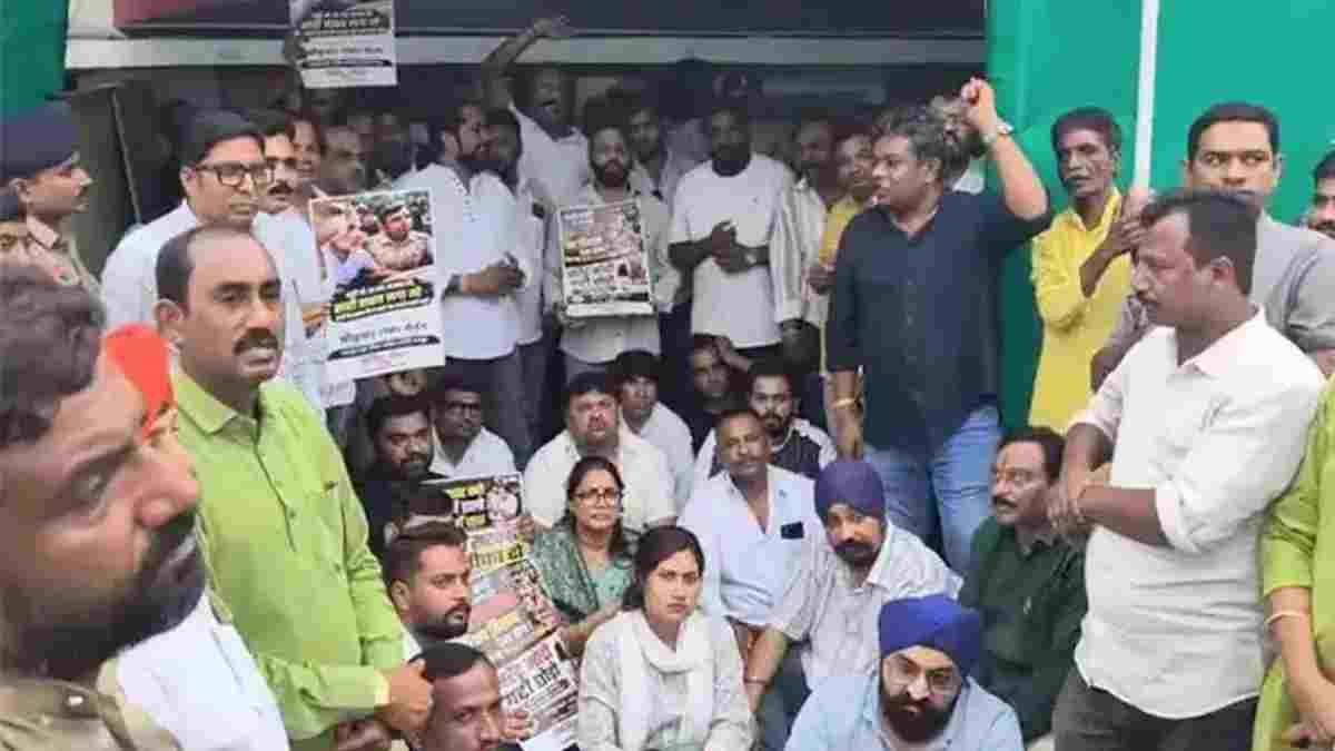 FIR के विरोध में कांग्रेस का धरना जारी, खम्हारडीह थाने के बाहर 15 घंटे से डटे कार्यकर्ता