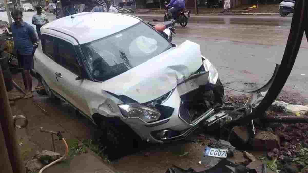 CG NEWS : शादी से लौट रही कार खंभे से टकराई, 21 वर्षीय इंजीनियरिंग छात्रा की मौके पर मौत; 5 घायल