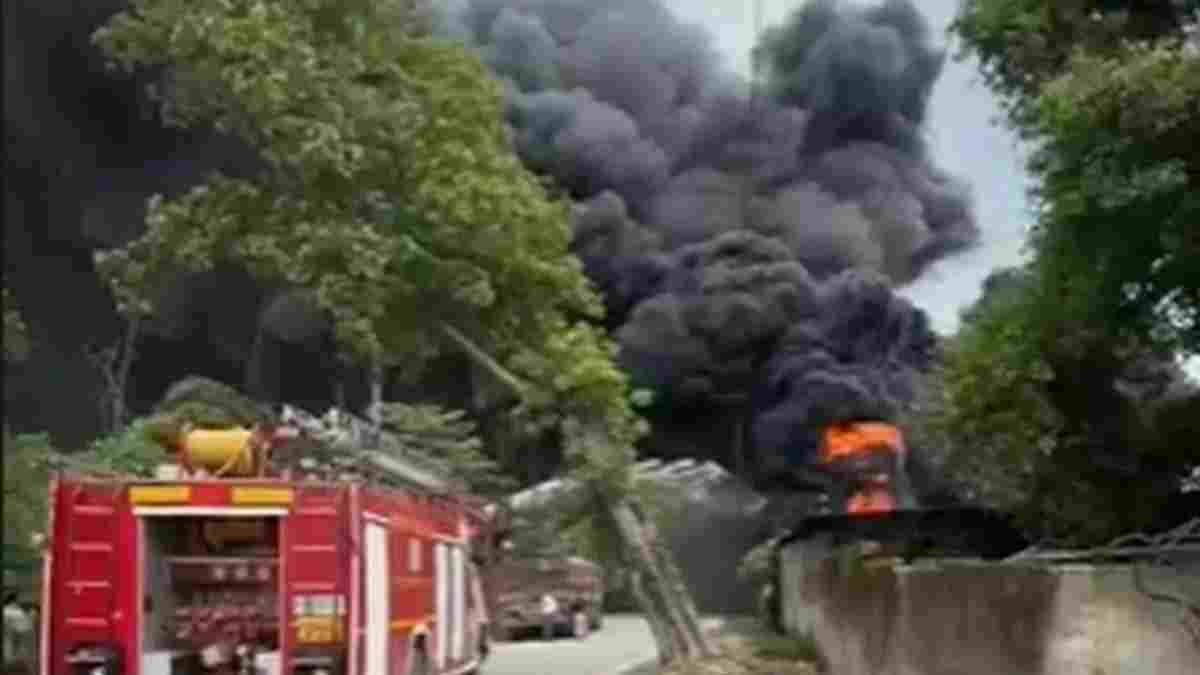 कोरबा के इंडस्ट्रियल एरिया स्थित कार्बन फैक्ट्री में लगी भीषण आग, दमकल विभाग की टीमें आग बुझाने में जुटीं