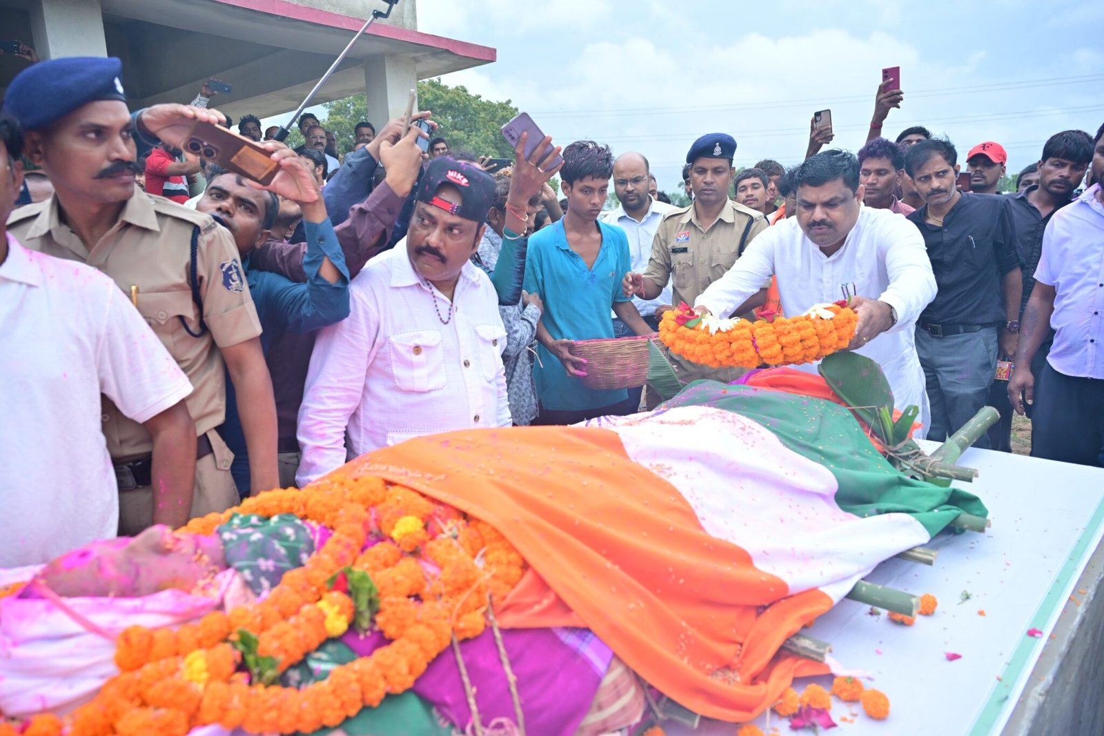 CG NEWS- पुलिस को चकमा देकर थाने से फरार हुई चोरी की आरोपी महिला, लापरवाही पर तीन पुलिसकर्मी सस्पेंड