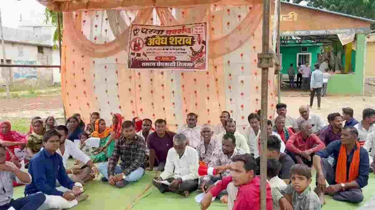अवैध शराब बिक्री के खिलाफ फूटा ग्रामीणों का गुस्सा, थाने के सामने अनिश्चितकालीन धरना शुरू