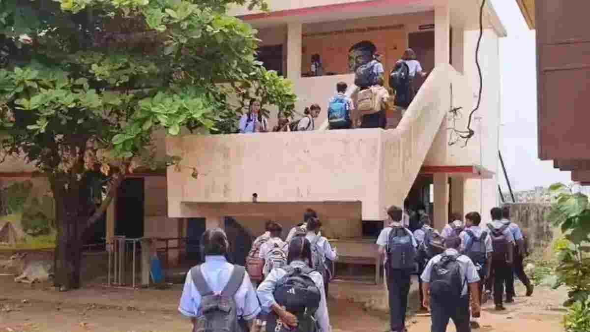 आत्मानंद स्कूल में दहशत: अचानक अजीब व्यवहार कर बेहोश हो रहीं छात्राएं, अब तक 11 शिकार; डॉक्टर हैरान