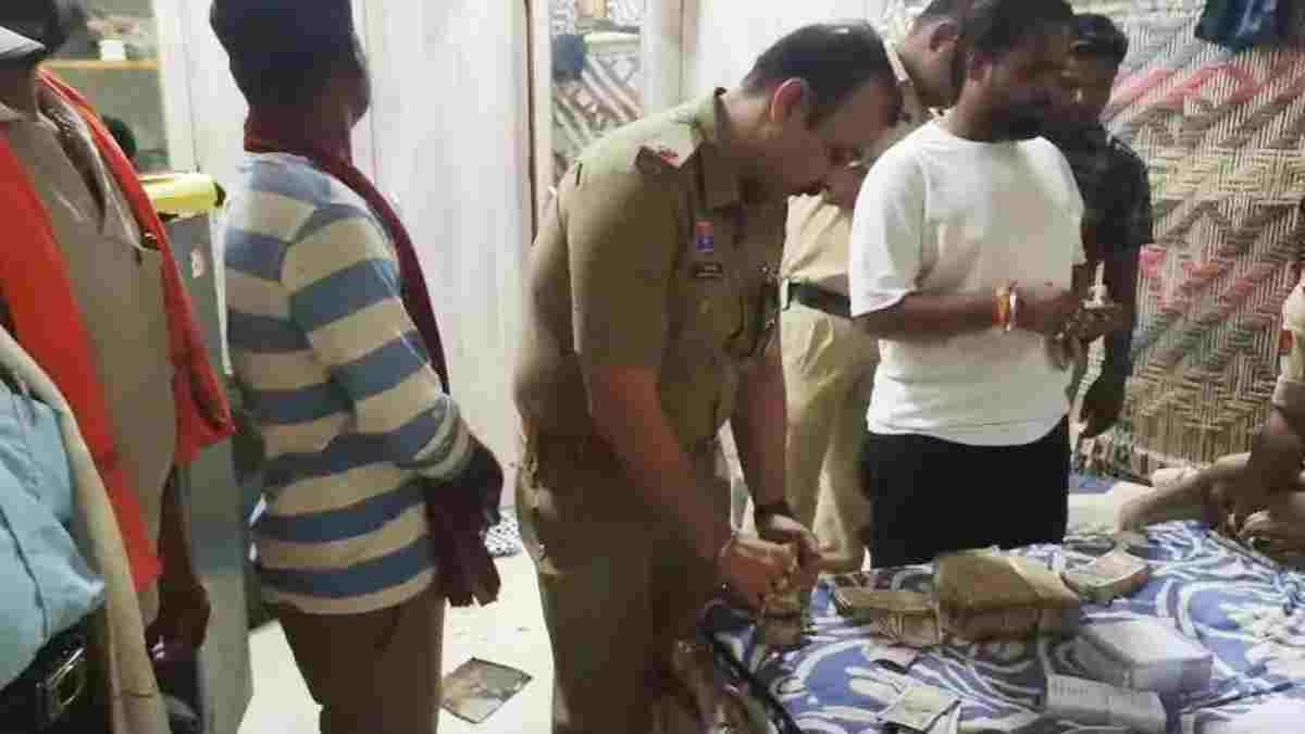 कवर्धा धान घोटाला: केंद्र प्रभारी के घर छापे में 16 लाख कैश और दस्तावेज जब्त, फरार आरोपियों की तलाश तेज