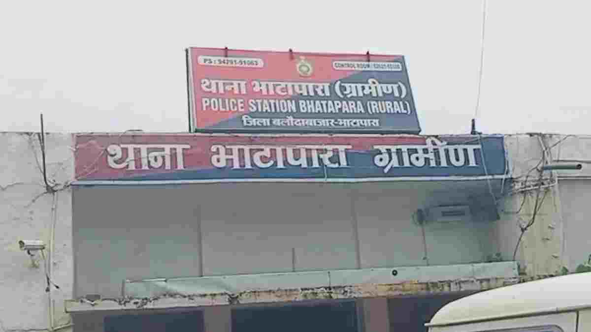 भाटापारा में खौफनाक वीडियो वायरल: युवक को घेरकर लात-घूंसों और लाठियों से बेरहमी से पीटा, कानून-व्यवस्था पर उठे सवाल
