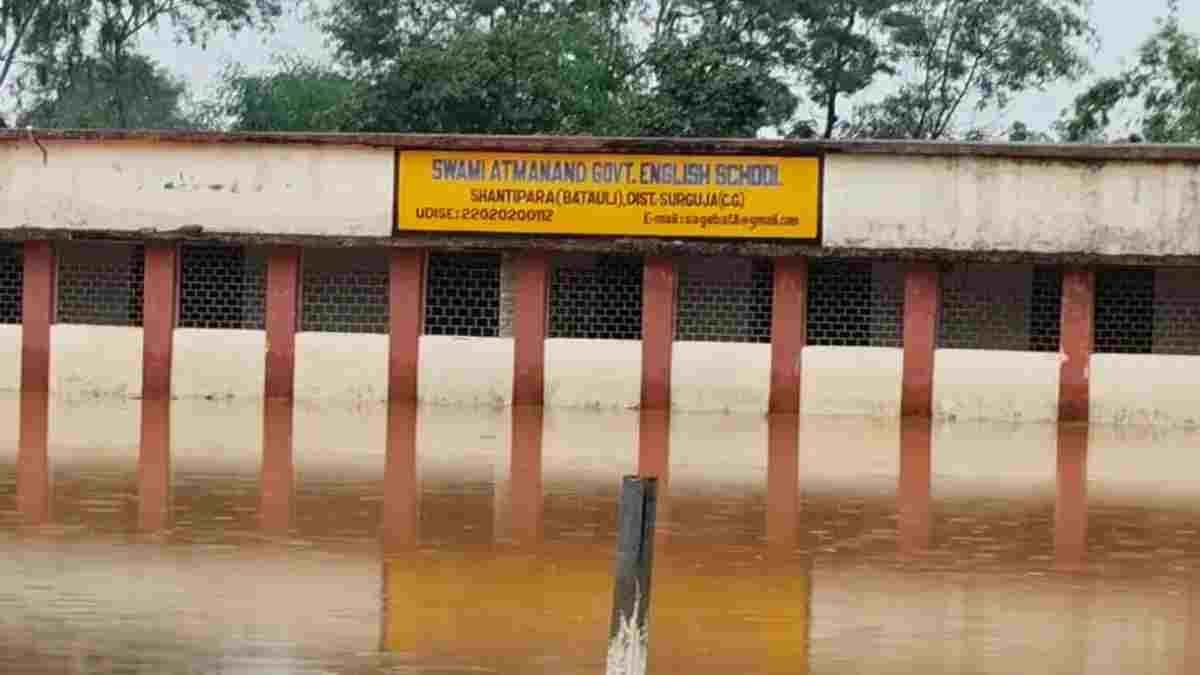 स्वामी आत्मानंद स्कूल में घुसा बारिश का पानी: 10 कमरे जलमग्न, मची अफरा-तफरी; जल निकासी व्यवस्था पर उठे सवाल