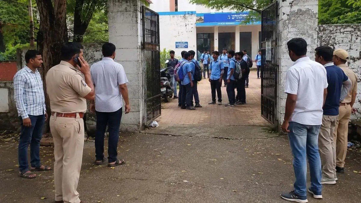 रायपुर के स्कूल में खूनी खेल: क्लासरूम में पानी फेंकने को लेकर हुआ विवाद, छुट्टी के बाद पार्किंग में छात्र ने सहपाठी पर चाकू से किया हमला