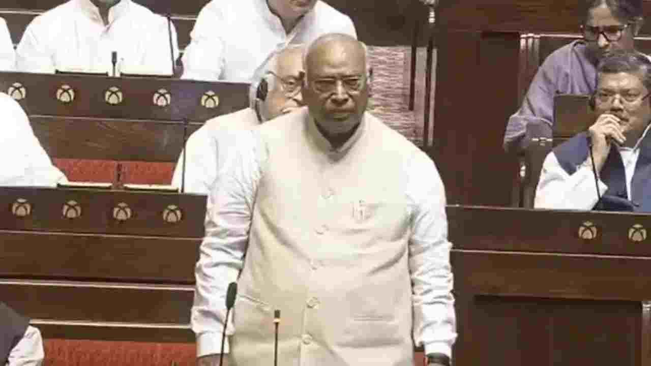 लाठीचार्ज पर संसद में हंगामा, खरगे ने लगाया माइक बंद करने का आरोप