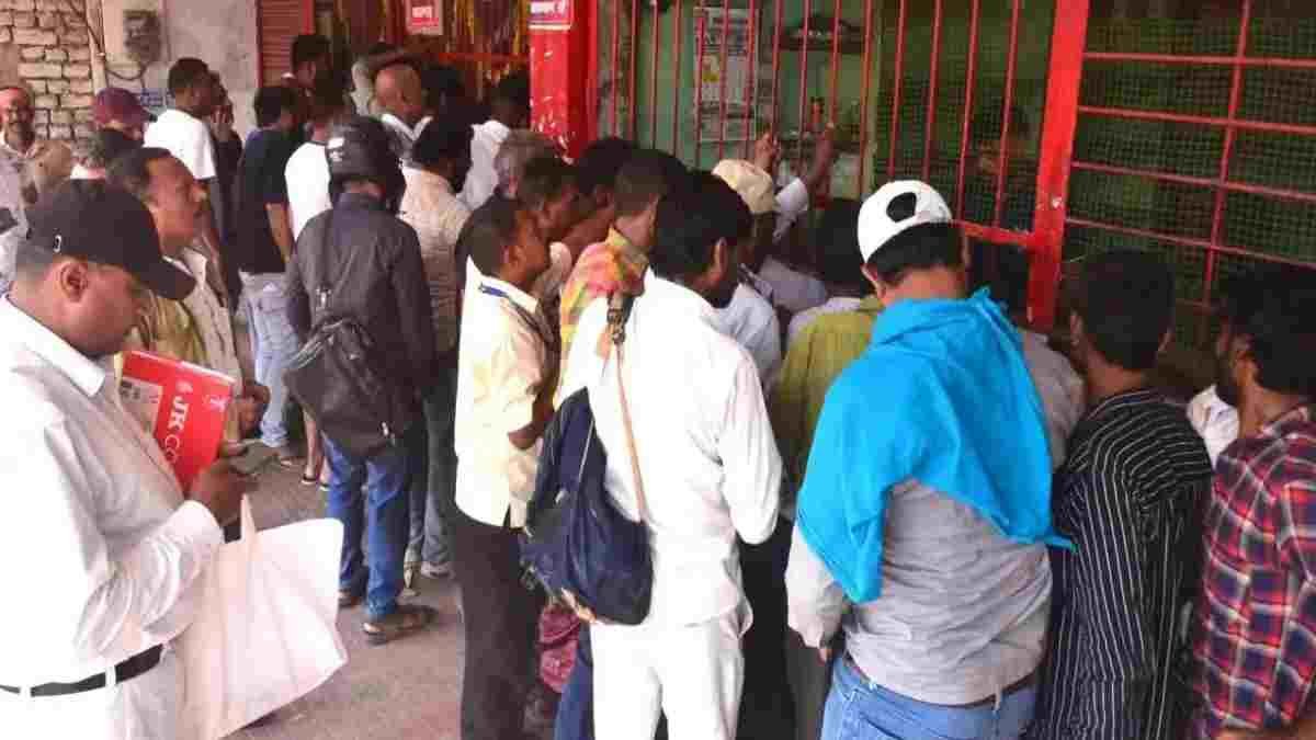 ओवररेटिंग पर आबकारी विभाग का बड़ा चाबुक: तय कीमत से महंगी शराब बेचने पर सब-इंस्पेक्टर सस्पेंड, जिला आबकारी अधिकारी को शो-कॉज नोटिस