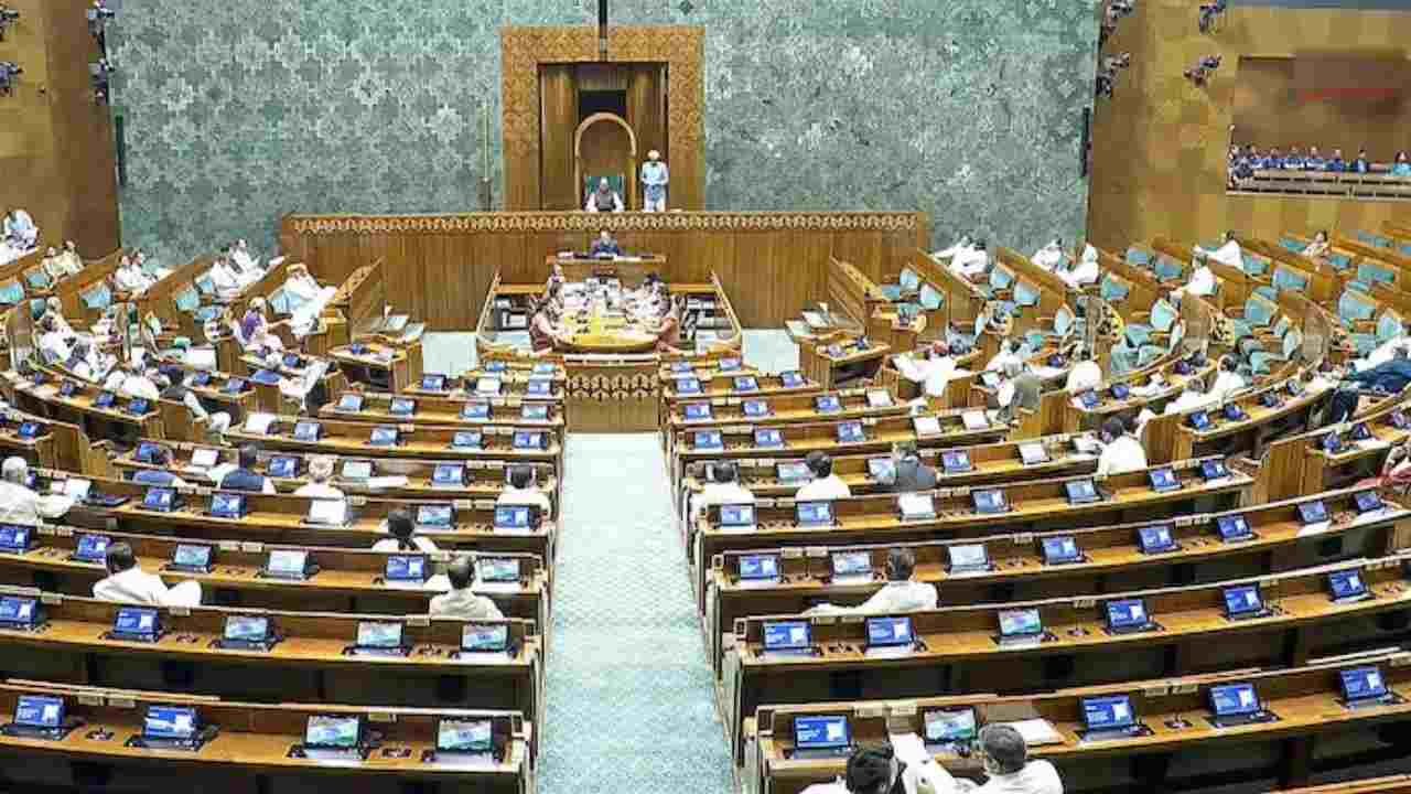 पेपर लीक पर संसद में हंगामा, खरगे बोले-छात्रों पर लाठीचार्ज किया गया