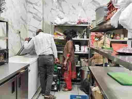 रायगढ़ में मिठाई और रेस्टोरेंट की लापरवाही उजागर, वेज-नॉनवेज एक ही फ्रीजर में मिले