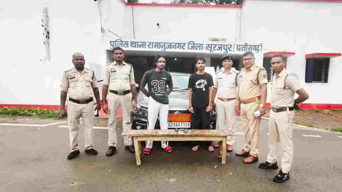 स्कूल विवाद का बदला लेने पहुंचे युवक, कार से चाकू और नकली पिस्टलनुमा लाइटर बरामद; दो गिरफ्तार