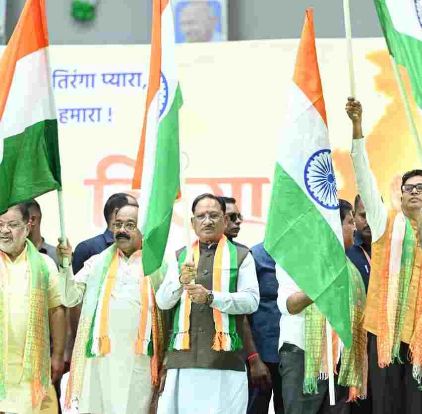 मुख्यमंत्री विष्णु देव साय ने हाथ में तिरंगा थामकर किया भव्य तिरंगा यात्रा का नेतृत्व