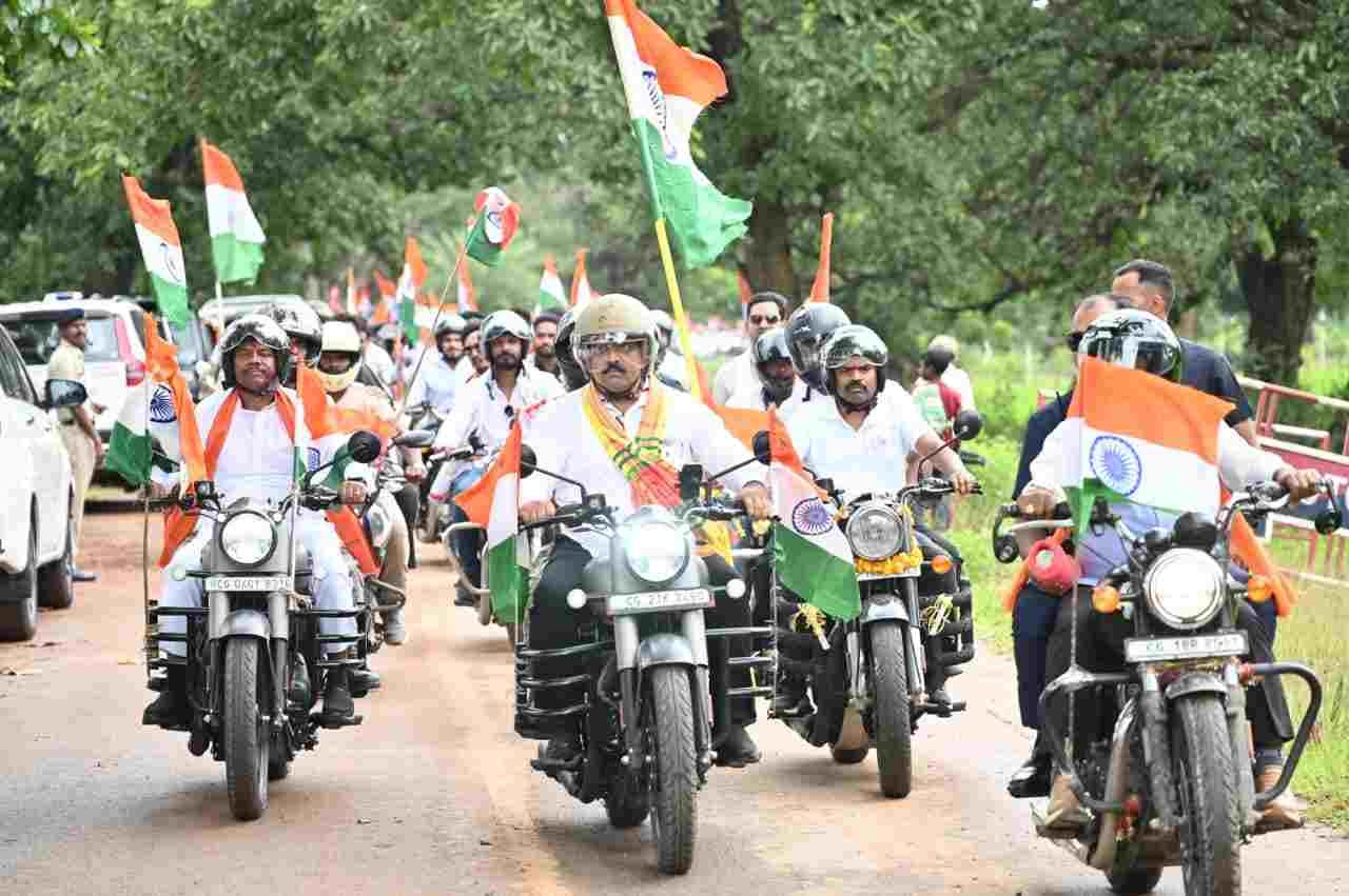 तिरंगा यात्रा के दूसरे दिवस माँ दंतेश्वरी की पूजा-अर्चना कर उप मुख्यमंत्री एवं वन मंत्री ने किया यात्रा का शुभारंभ
