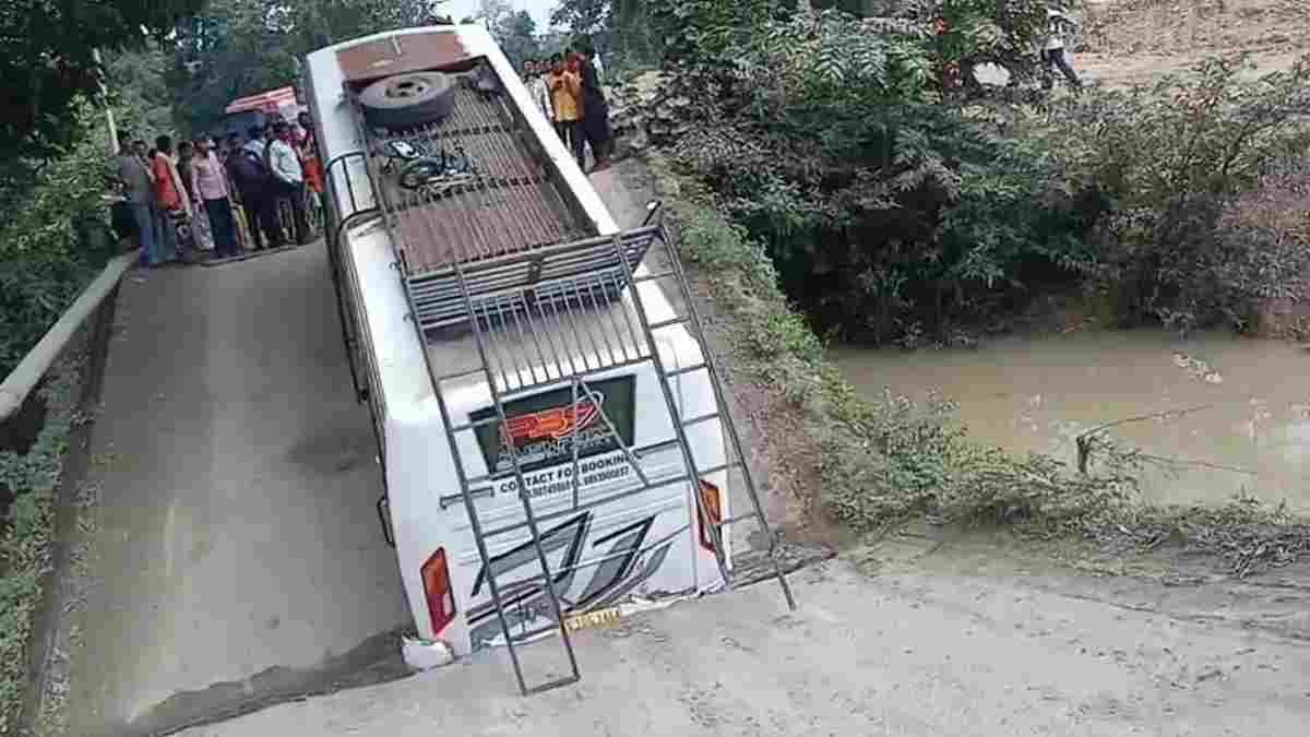 CG NEWS- पुलिया धंसने से बीच पुल पर फंसी यात्री बस, 35 यात्रियों की सूझबूझ से बची जान