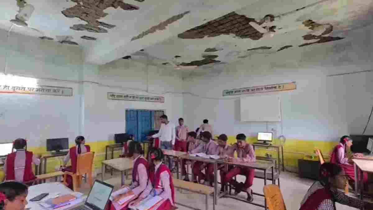 कवर्धा में जर्जर स्कूल भवन बना खतरा, 3 बार गिरा छत का प्लास्टर; 4 छात्राएं घायल, नए भवन की स्वीकृति का इंतजार