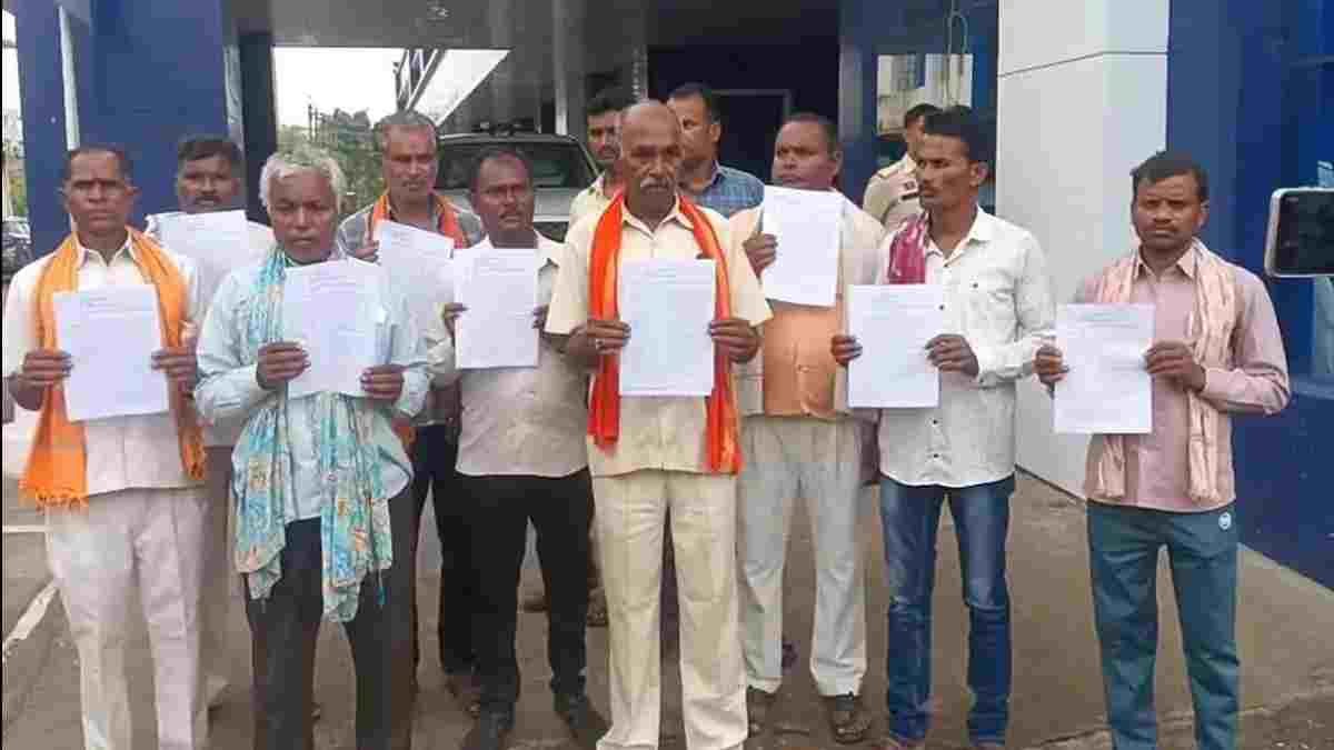 कथित जहरीली शराब से 8 लोगों की मौत का मामला, एसपी ऑफिस पहुंचे परिजन और ग्रामीण, अन्य आरोपियों की गिरफ्तारी की मांग