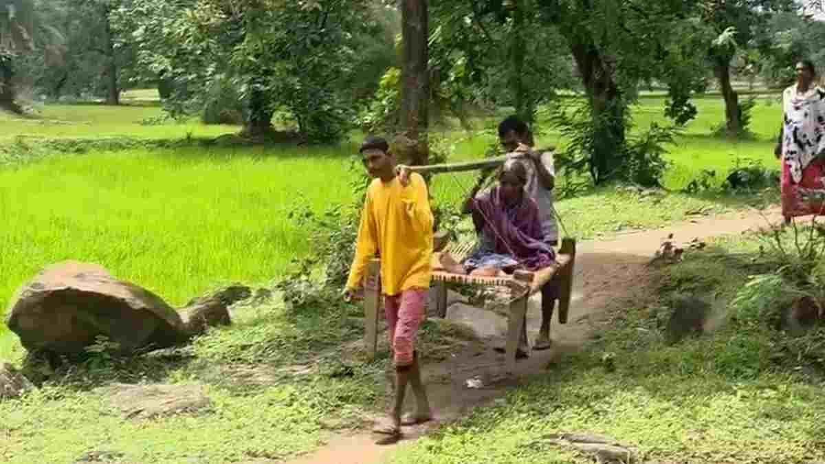 CG NEWS- सड़क नहीं होने से खाट बनी एंबुलेंस, मरीजों और गर्भवती महिलाओं को उठाकर ले जाते हैं ग्रामीण