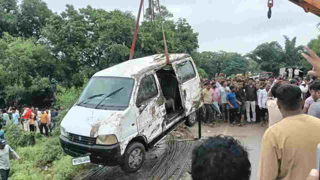 राजगढ़ में बड़ा हादसा, उफनाते नाले में बही ईको कार; 9 की मौत