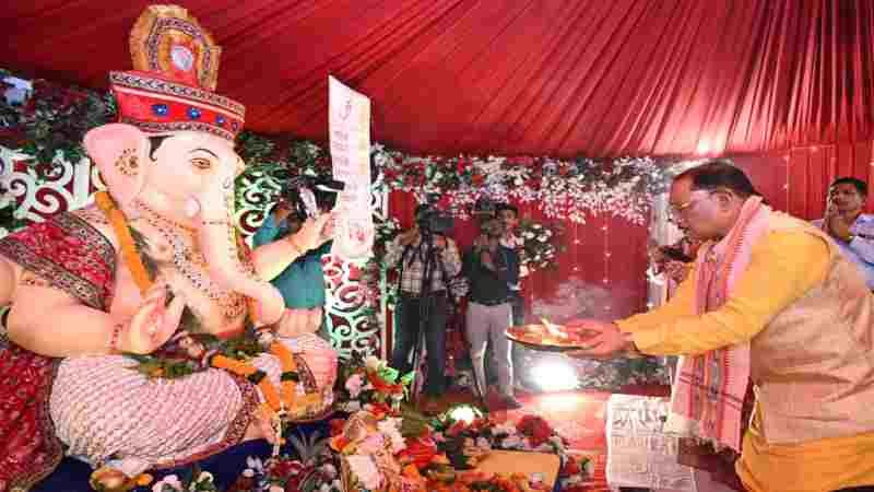 मुख्यमंत्री निवास में विराजे भगवान गणेश, CM साय ने परिवारजनों के साथ विधि-विधान से की गणपति की स्थापना और पूजा-अर्चना