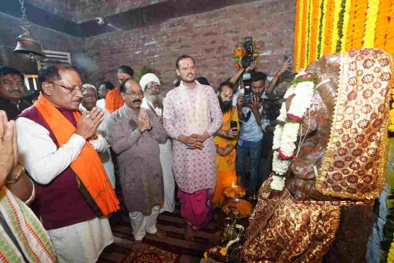  मुख्यमंत्री विष्णु देव साय ने मदकूद्वीप के प्राचीन मंदिरों में की पूजा-अर्चना